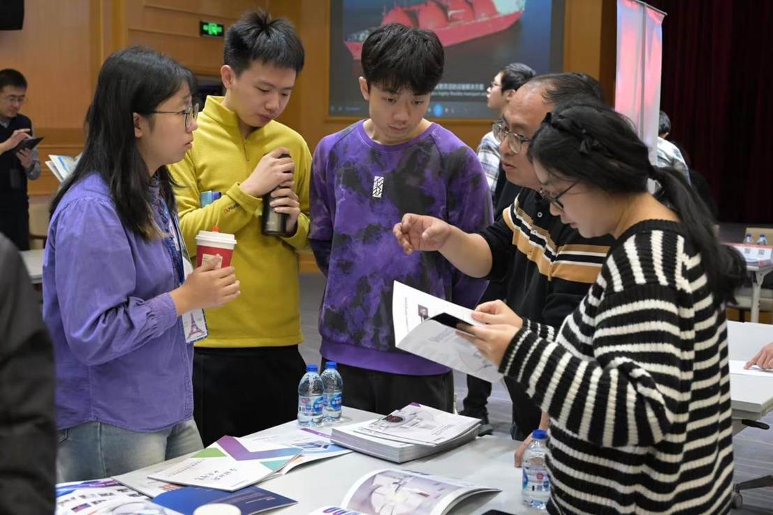 一群人站在桌子前切蛋糕 AI 生成的内容可能不正确。